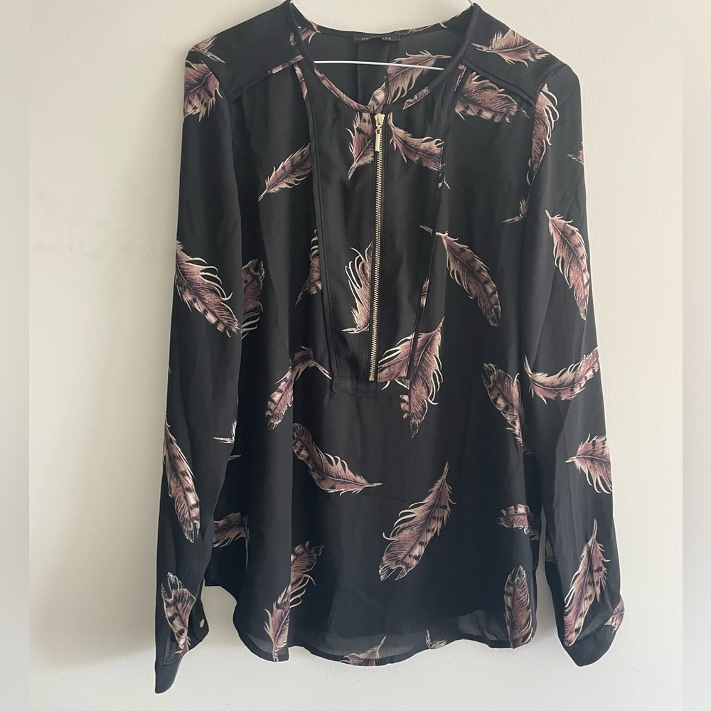 Dynamite Feather Printed Blouse with Zipper